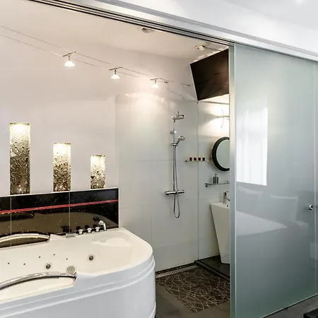 מלון דירות Komorowski Luxury Guest 4*